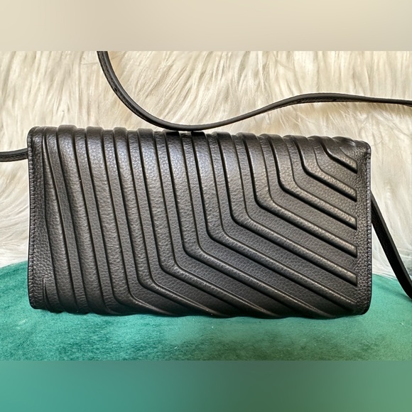 Authentic, Excellent Condition, Dust Bag - Picture 4 of 4